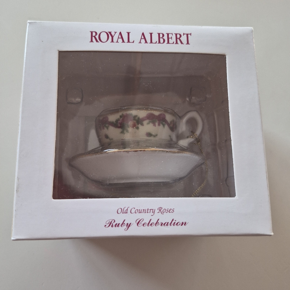 Royal Albert Old Country Roses teacup and saucer ornament 🩷